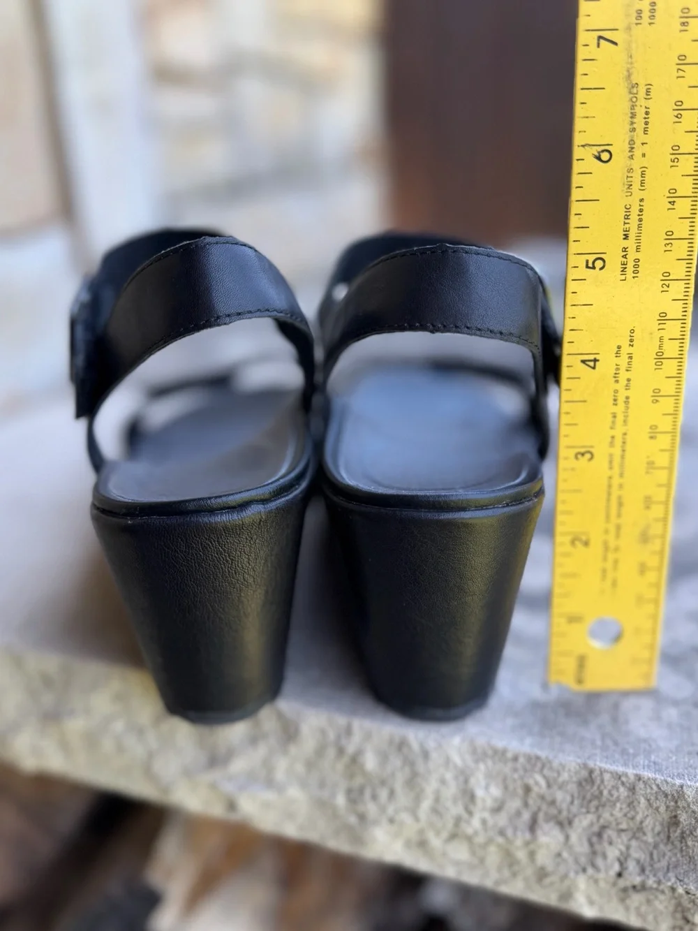 Aetrex Andrea Wedge Sandals in Black Leather Sz-EU 39. (US 8.5.)    Loc W